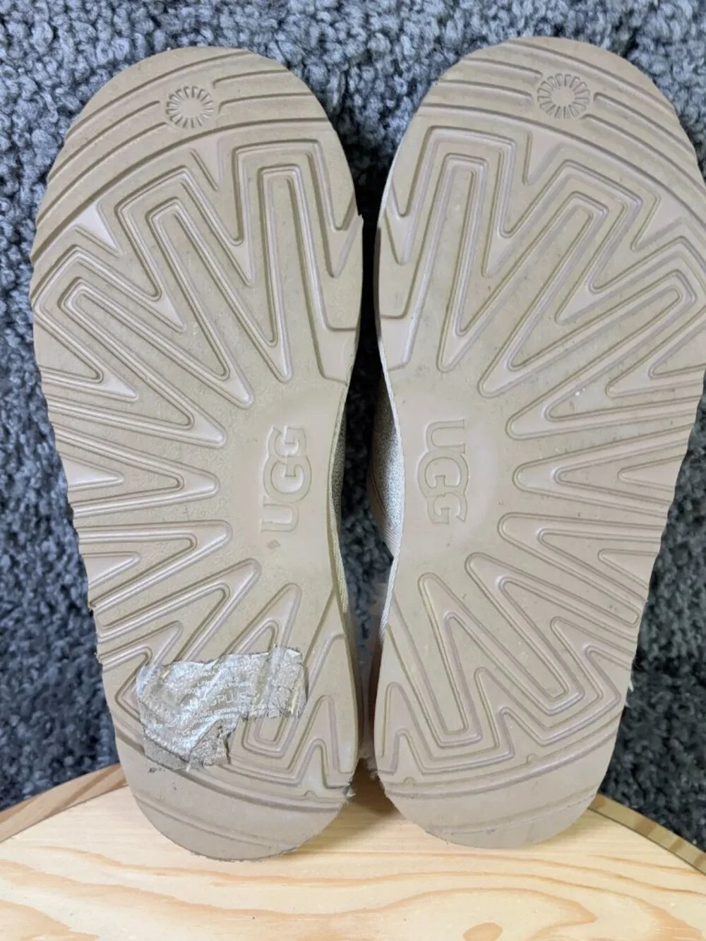 UGG Keegan Metallic Slippers Kids Size 5 Gold Plush Lined Casual Comfort Shoes
